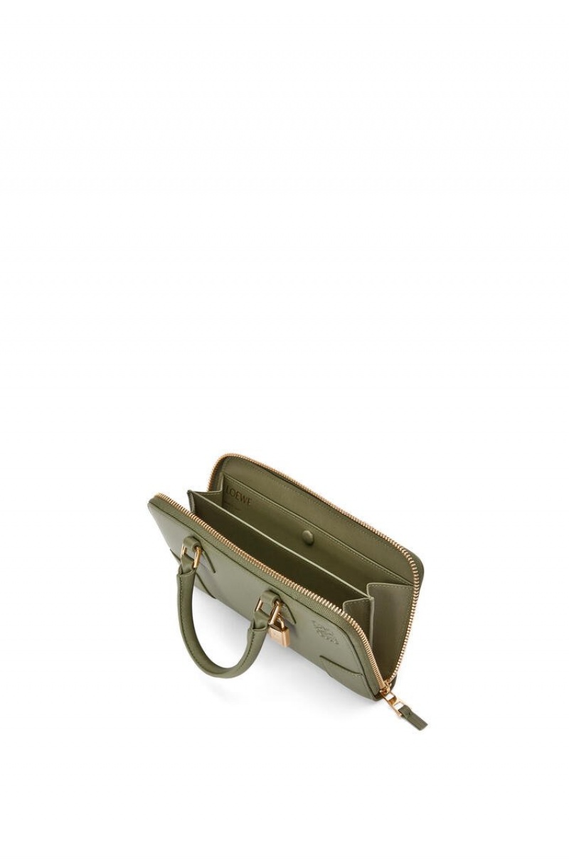 Bolsas Hombro Loewe Amazona Pouch in nappa calfskin Mujer Verde | 681KHDJAE