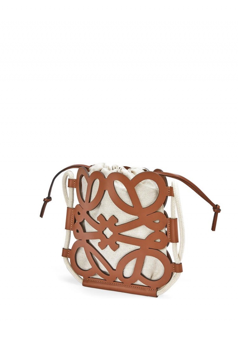 Bolsas Hombro Loewe Anagram cut-out crossbody in classic calfskin and canvas Mujer Tan / Ecru | 379SWEDHG