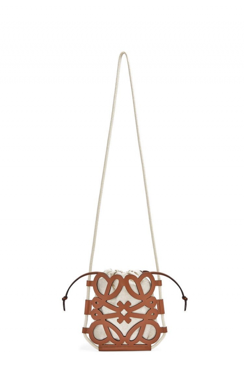 Bolsas Hombro Loewe Anagram cut-out crossbody in classic calfskin and canvas Mujer Tan / Ecru | 379SWEDHG