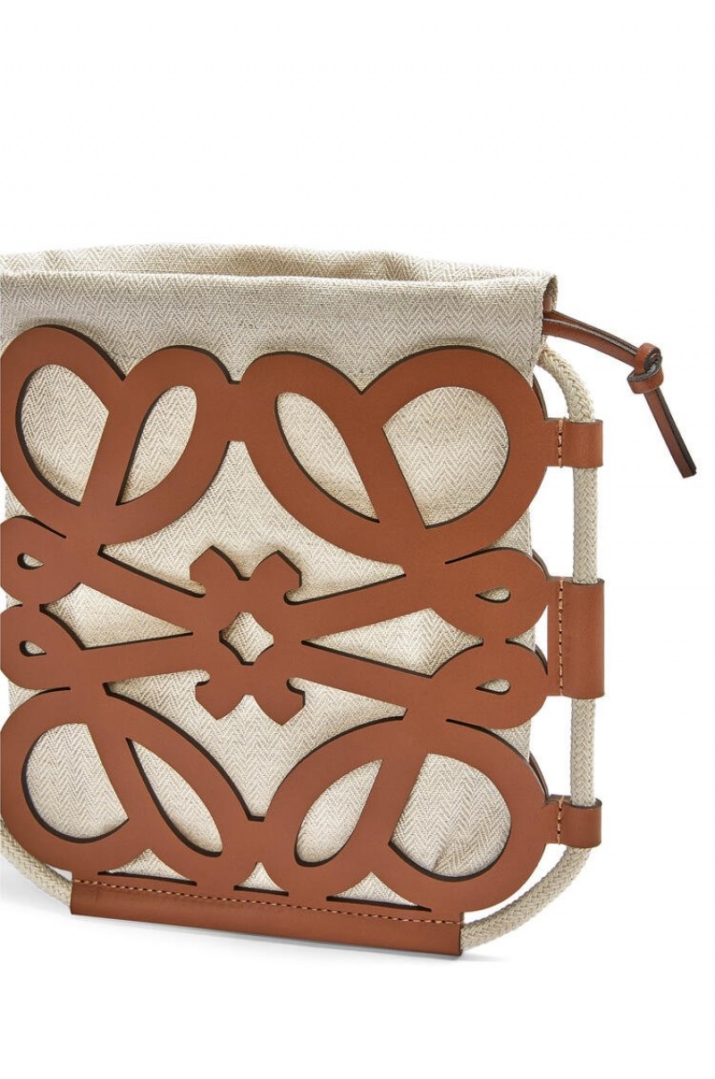 Bolsas Hombro Loewe Anagram cut-out crossbody in classic calfskin and canvas Mujer Tan / Ecru | 379SWEDHG