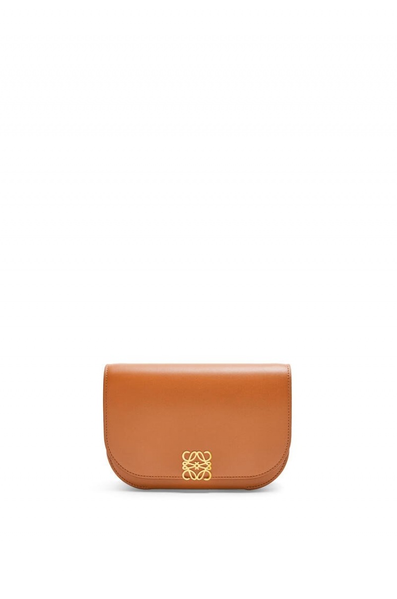 Bolsas Hombro Loewe Goya Accordion clutch in silk calfskin Mujer Tan | 624UAFSLX