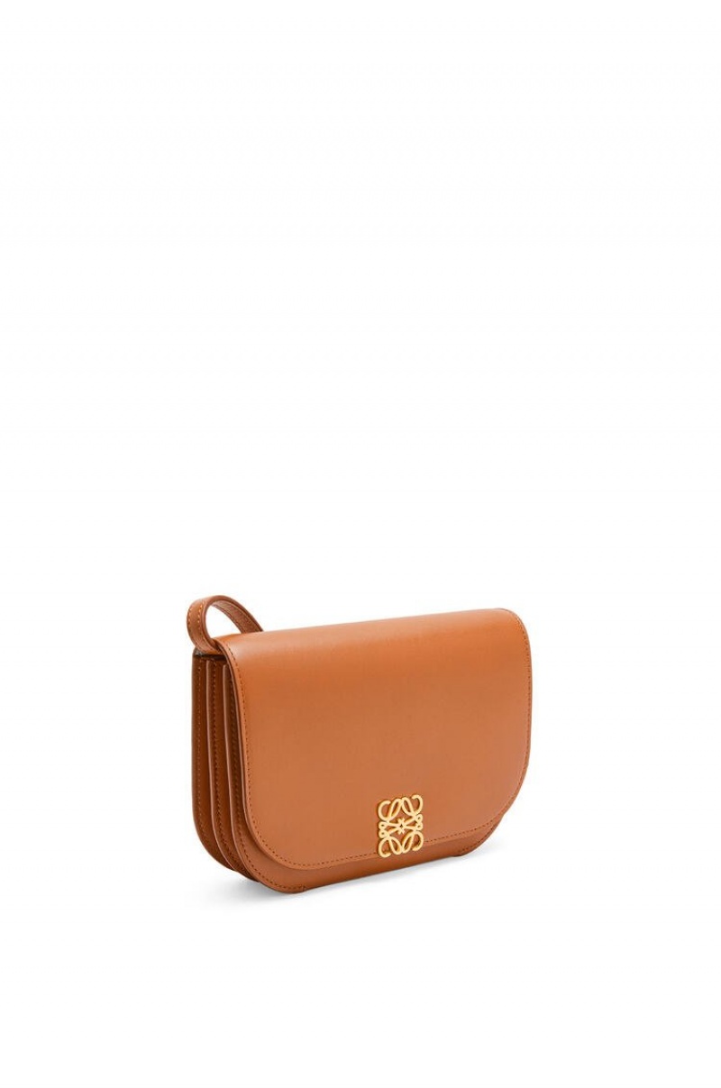 Bolsas Hombro Loewe Goya Accordion clutch in silk calfskin Mujer Tan | 624UAFSLX