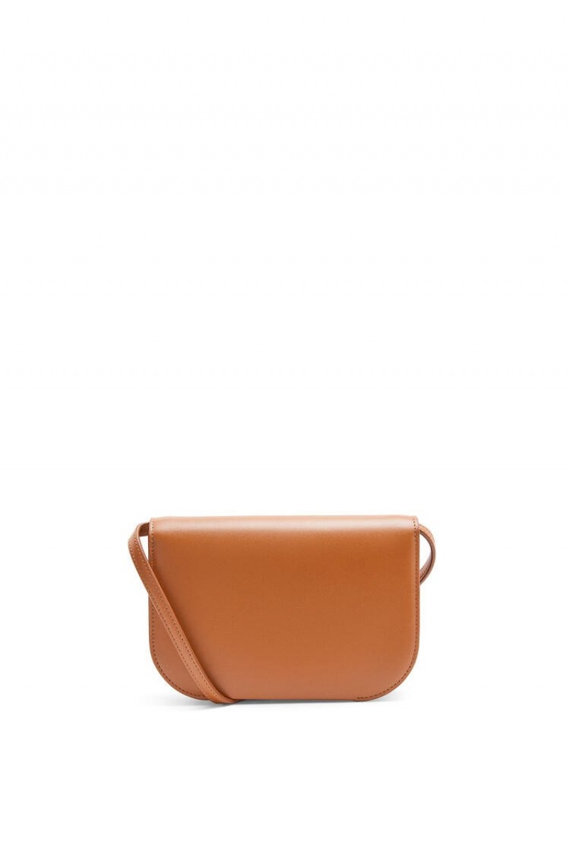 Bolsas Hombro Loewe Goya Accordion clutch in silk calfskin Mujer Tan | 624UAFSLX