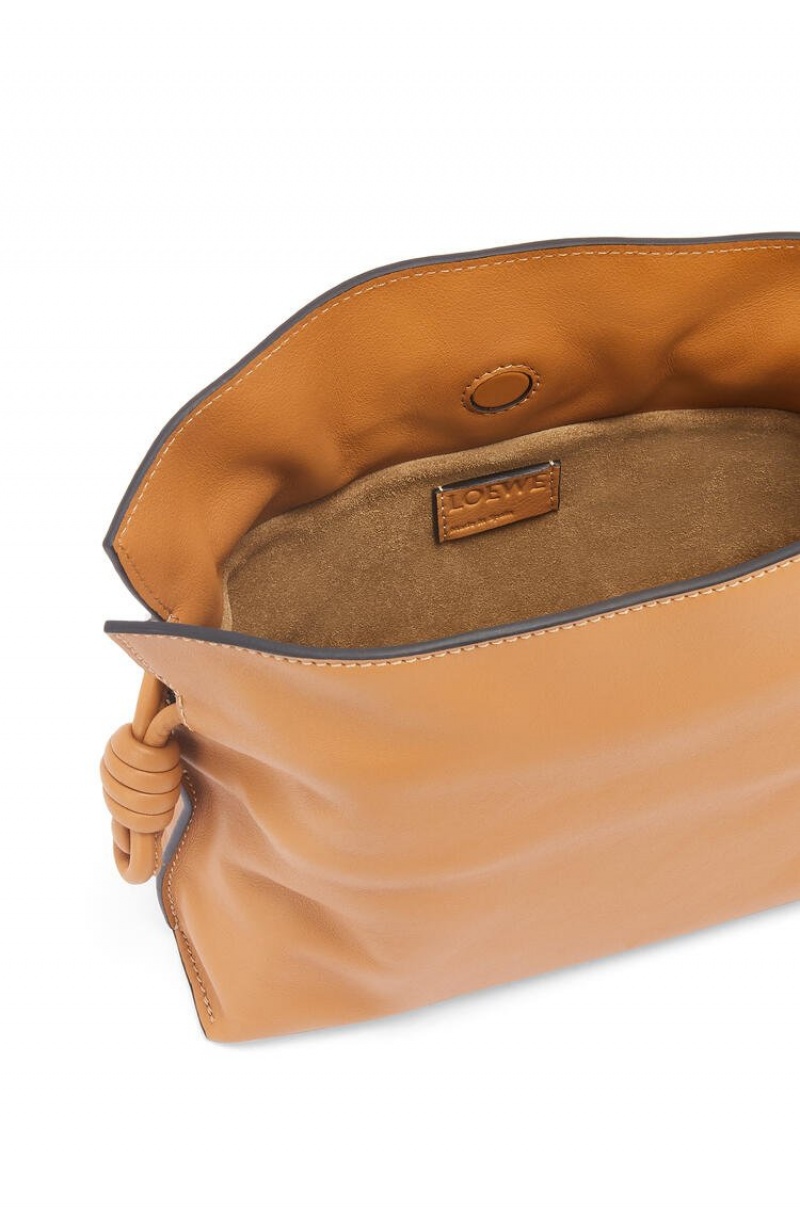 Bolsas Hombro Loewe Mini Flamenco clutch in nappa calfskin Mujer Warm Desert | 360HRIKTP