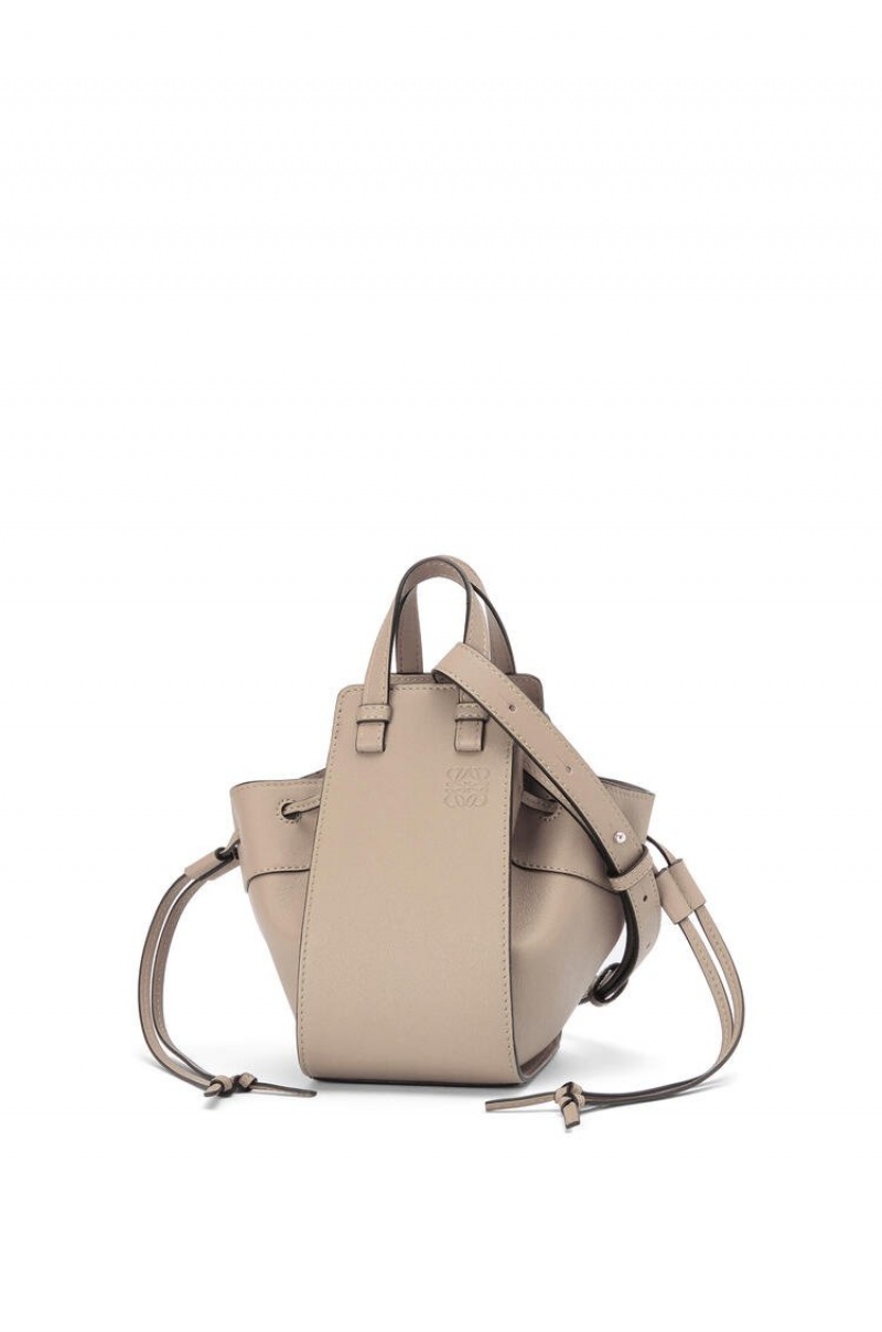 Bolsas Hombro Loewe Mini Hammock drawstring in classic calfskin Mujer Sand | 430OAGHRE