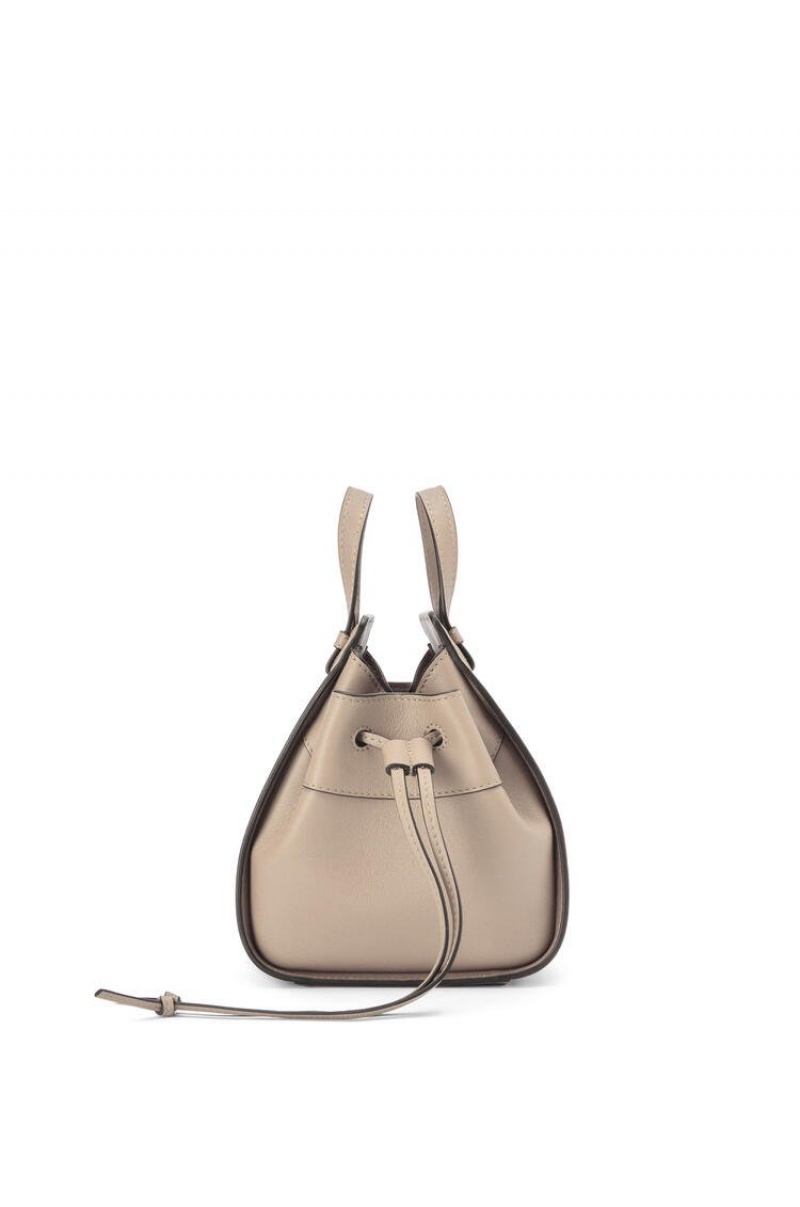 Bolsas Hombro Loewe Mini Hammock drawstring in classic calfskin Mujer Sand | 430OAGHRE