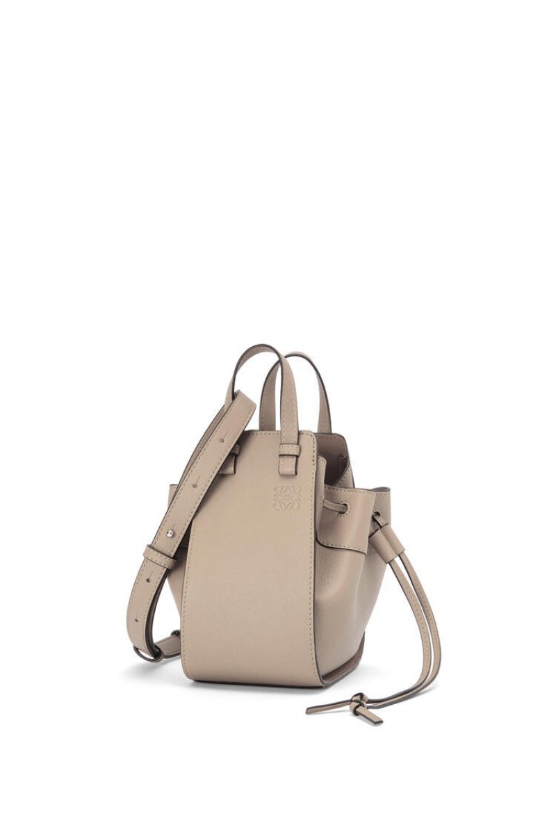 Bolsas Hombro Loewe Mini Hammock drawstring in classic calfskin Mujer Sand | 430OAGHRE