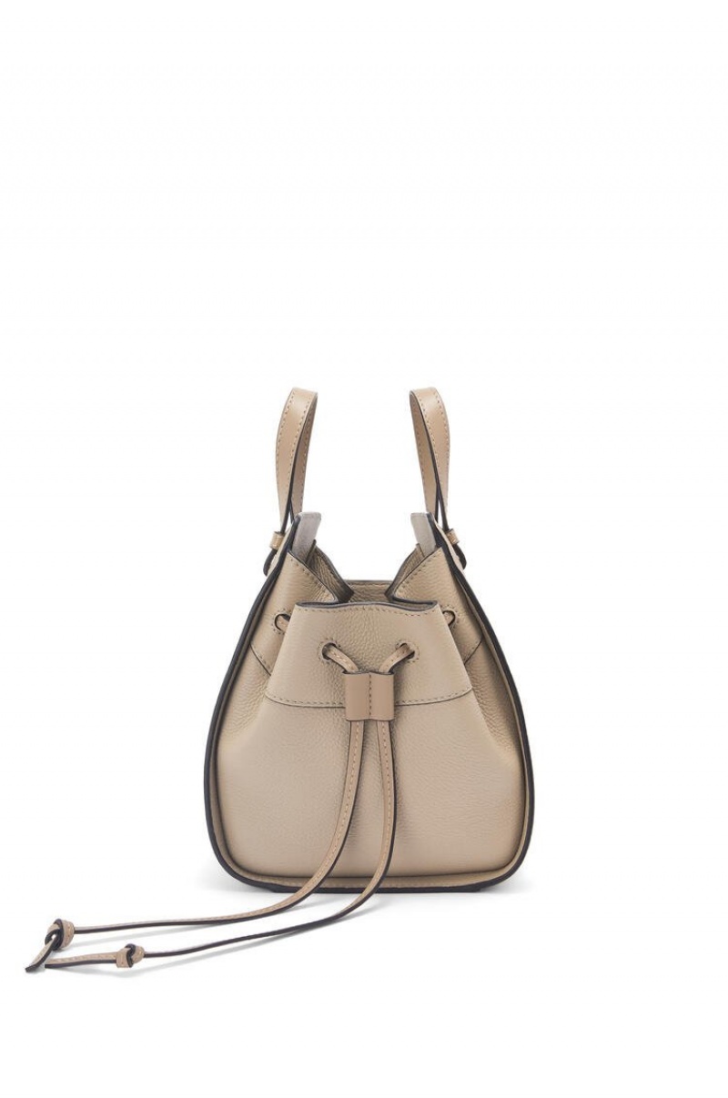 Bolsas Hombro Loewe Mini Hammock drawstring in soft grained calfskin Mujer Sand | 735EMXTIQ