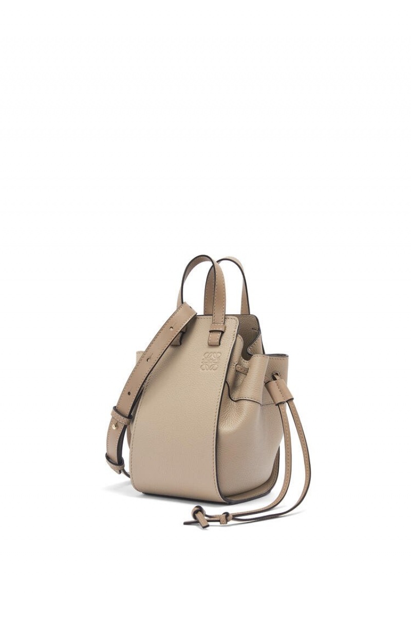 Bolsas Hombro Loewe Mini Hammock drawstring in soft grained calfskin Mujer Sand | 735EMXTIQ