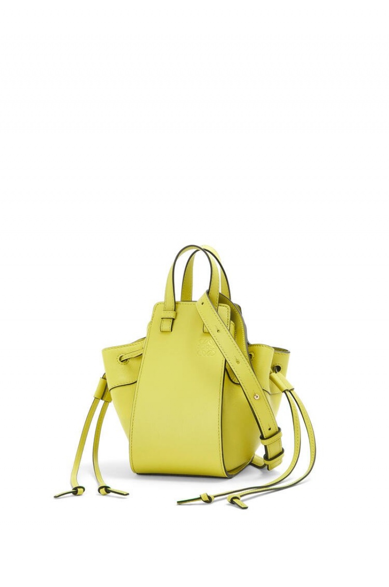 Bolsas Hombro Loewe Mini Hammock drawstring in classic calfskin Mujer Amarillo | 425FJLPBC