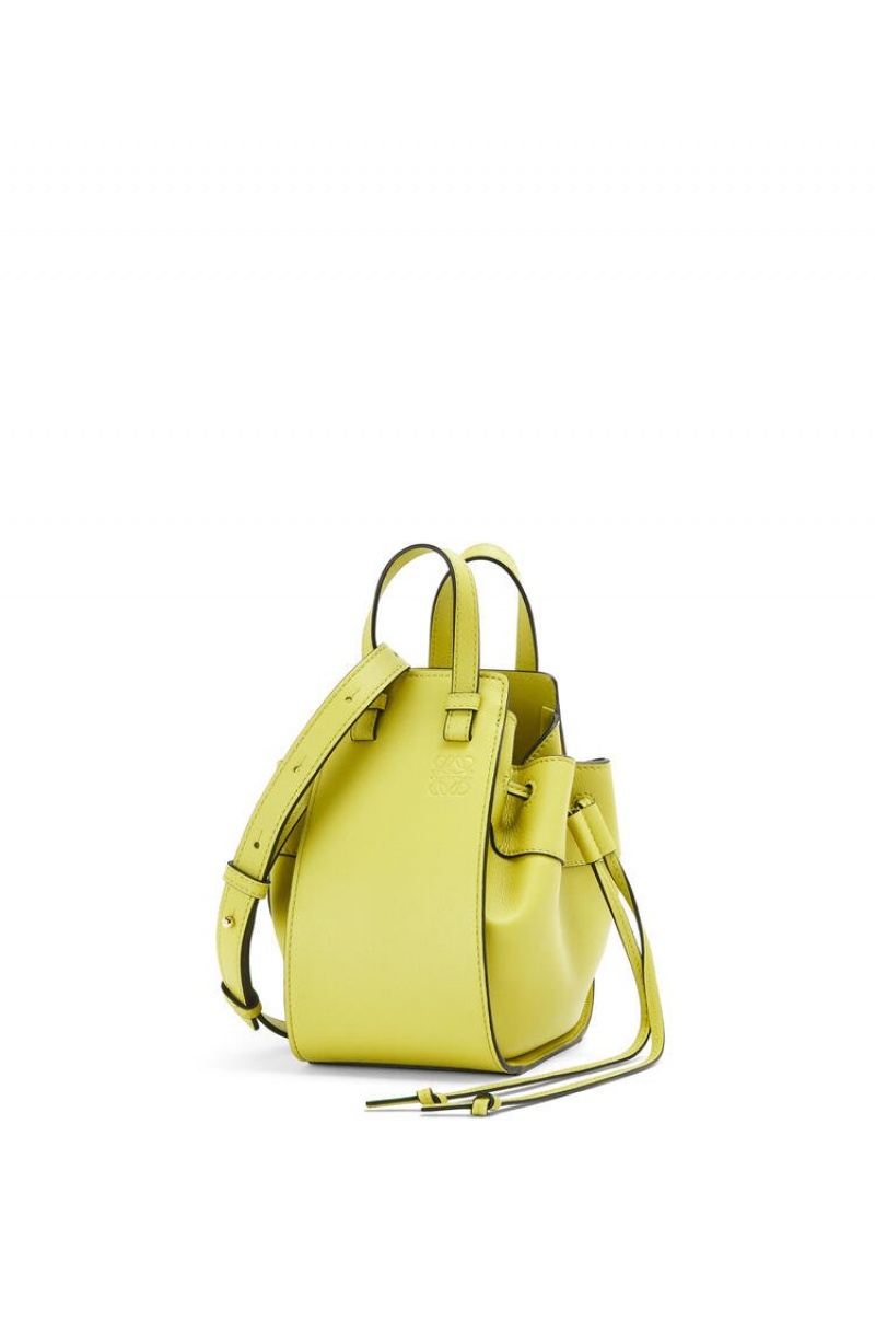 Bolsas Hombro Loewe Mini Hammock drawstring in classic calfskin Mujer Amarillo | 425FJLPBC