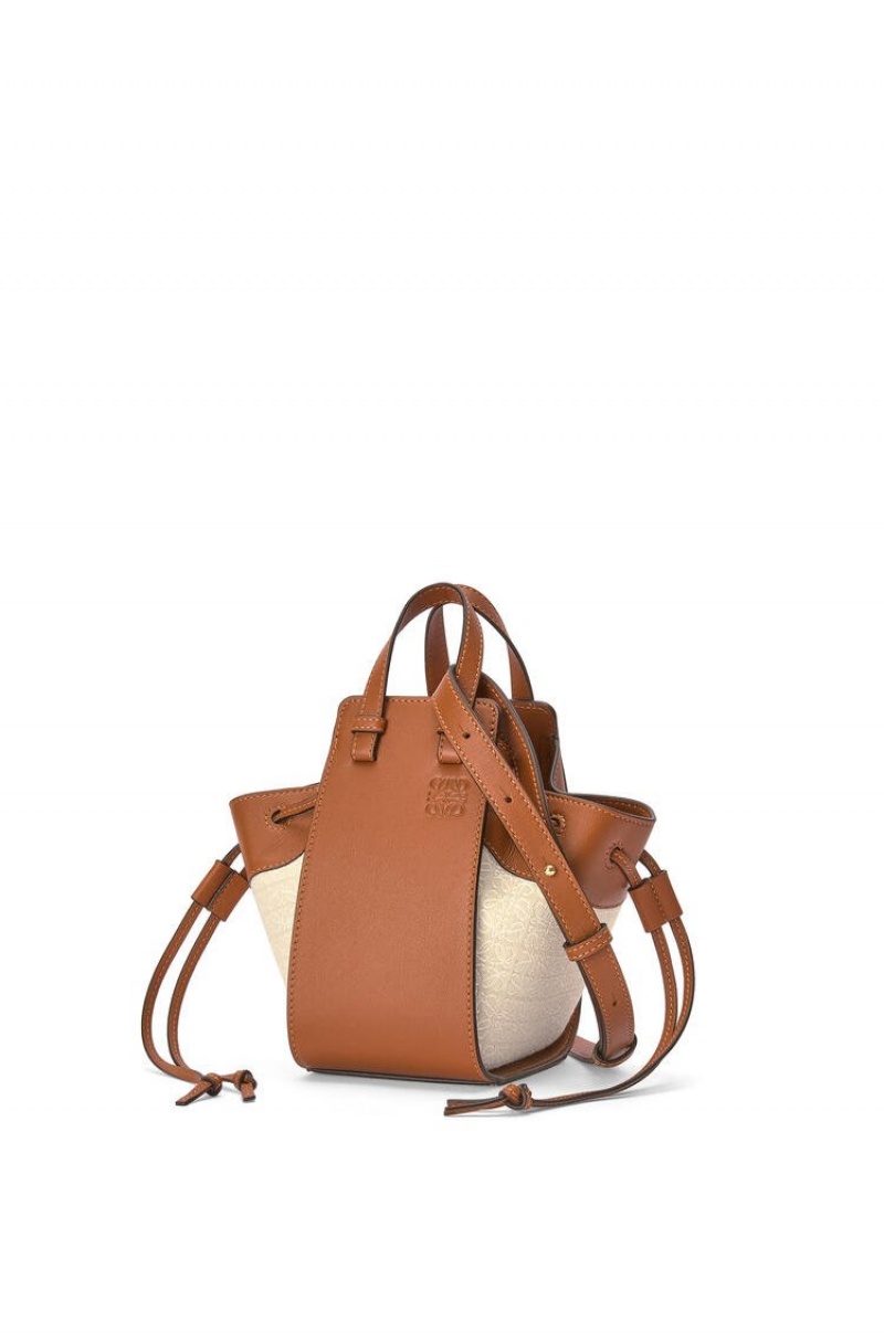 Bolsas Hombro Loewe Mini Hammock drawstring bag in Anagram jacquard and calfskin Mujer Ecru / Tan | 301JXALSQ