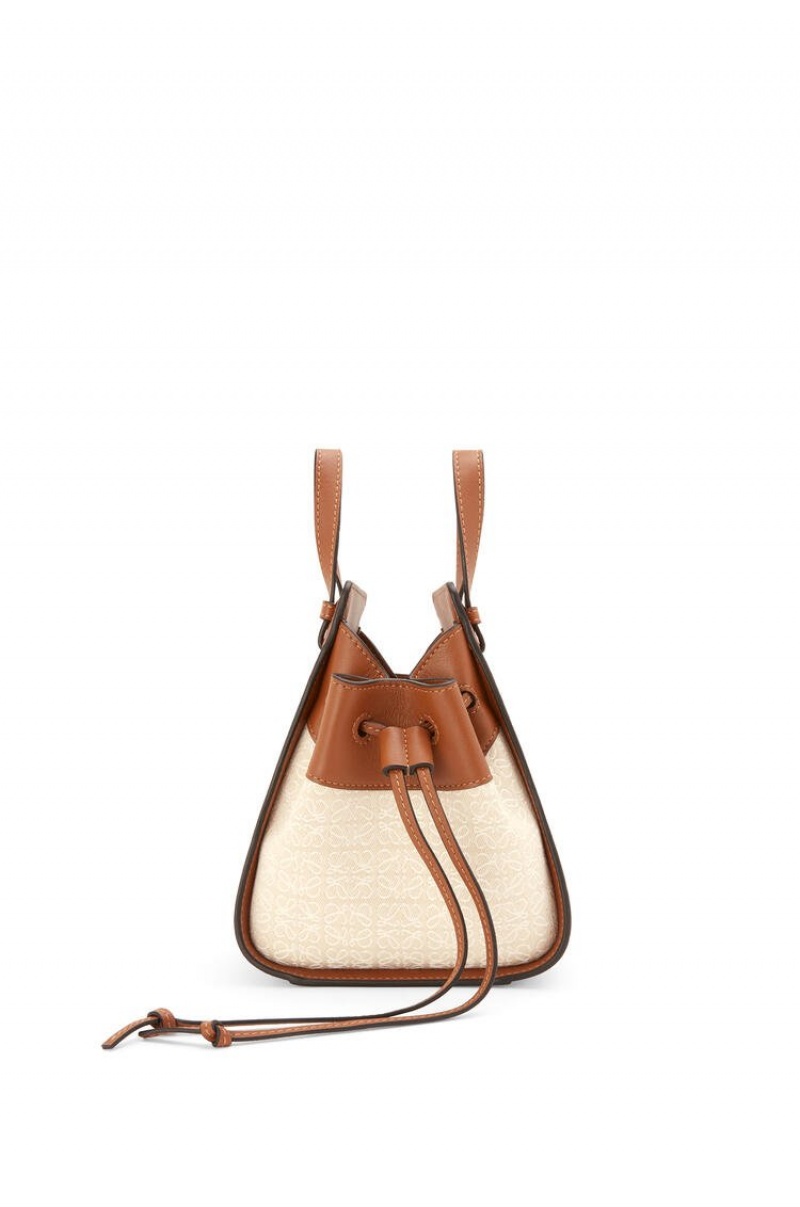 Bolsas Hombro Loewe Mini Hammock drawstring bag in Anagram jacquard and calfskin Mujer Ecru / Tan | 301JXALSQ