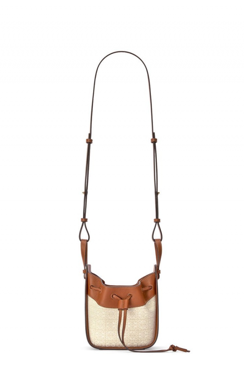 Bolsas Hombro Loewe Mini Hammock drawstring bag in Anagram jacquard and calfskin Mujer Ecru / Tan | 301JXALSQ