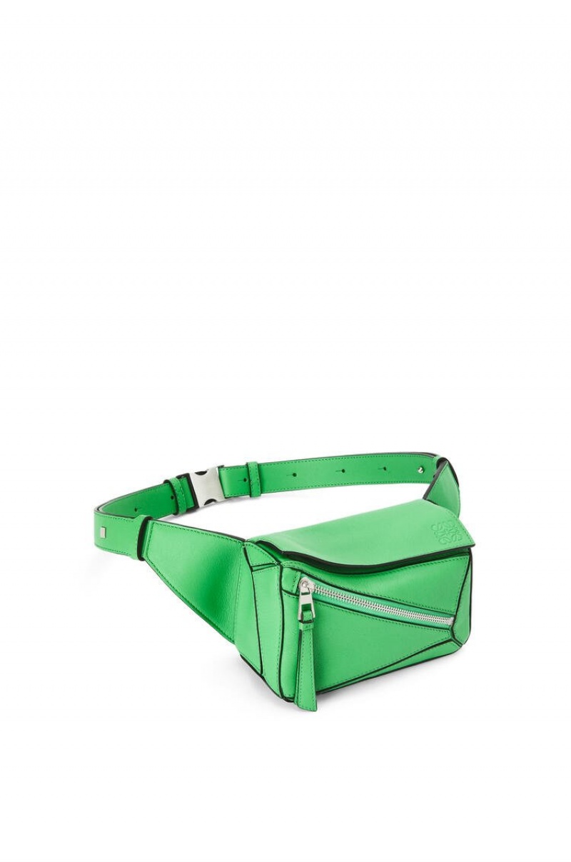 Bolsas Hombro Loewe Mini Puzzle bumbag in classic calfskin Mujer Verde | 328YZQTGU