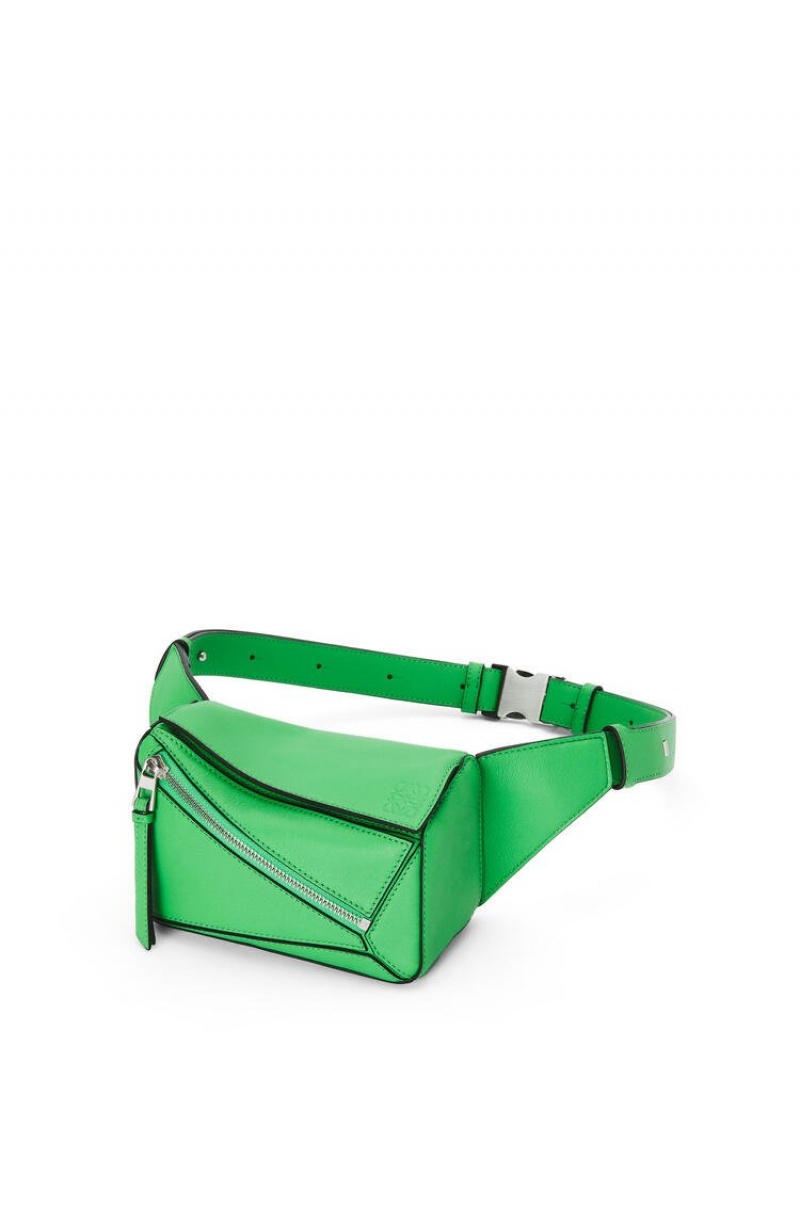 Bolsas Hombro Loewe Mini Puzzle bumbag in classic calfskin Mujer Verde | 328YZQTGU