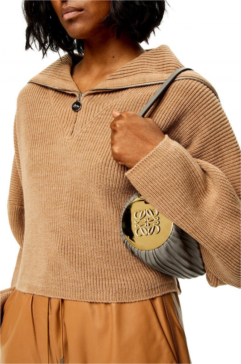 Bolso Pequeño Loewe Bracelet pouch in nappa calfskin and brass Mujer Gris | 845QEYTWG