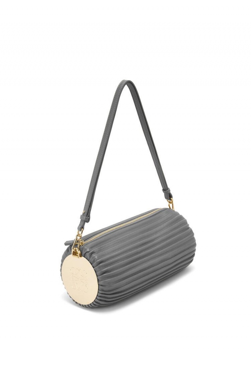 Bolso Pequeño Loewe Bracelet pouch in nappa calfskin and brass Mujer Gris | 845QEYTWG