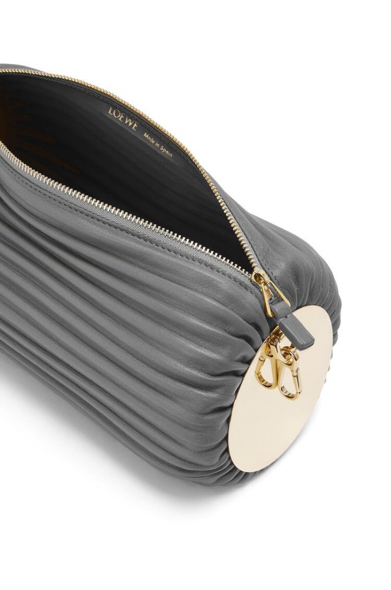 Bolso Pequeño Loewe Bracelet pouch in nappa calfskin and brass Mujer Gris | 845QEYTWG