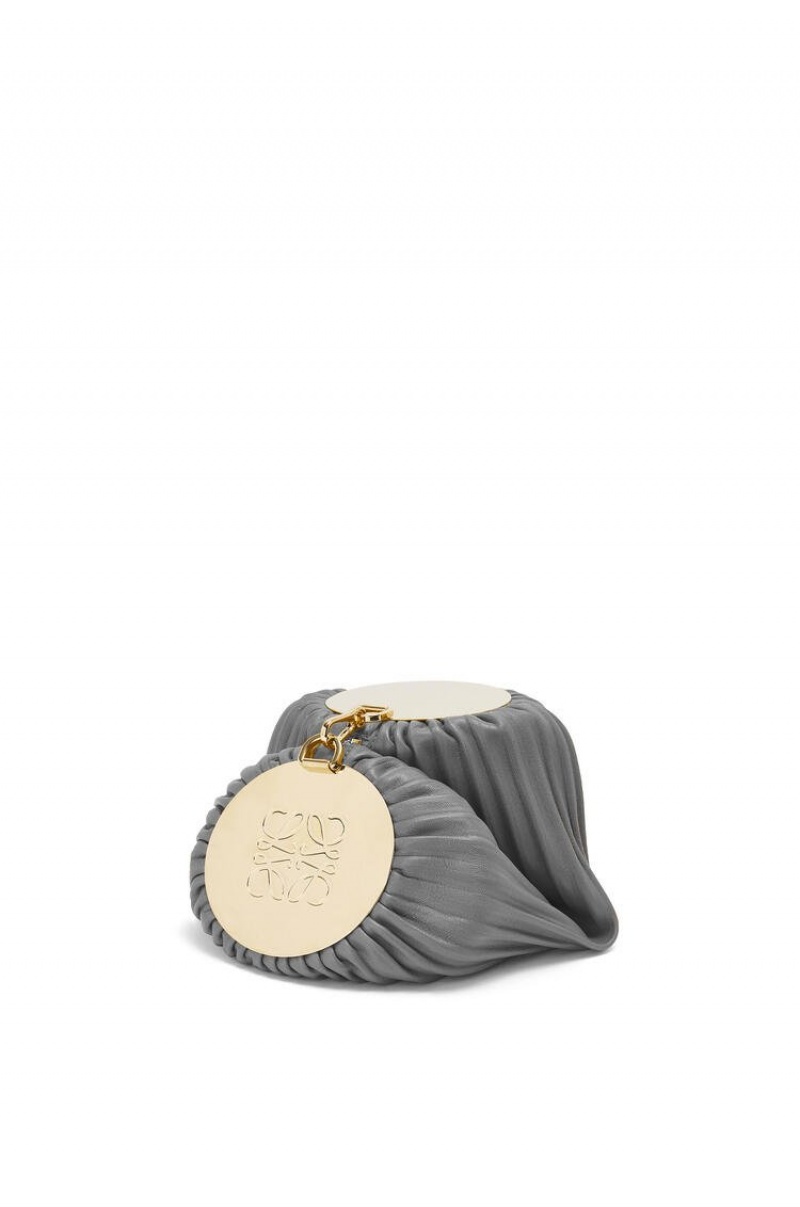 Bolso Pequeño Loewe Bracelet pouch in nappa calfskin and brass Mujer Gris | 845QEYTWG