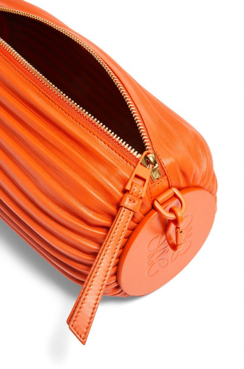 Bolso Pequeño Loewe Bracelet pouch in pleated nappa Mujer Naranjas | 478AUEZNF