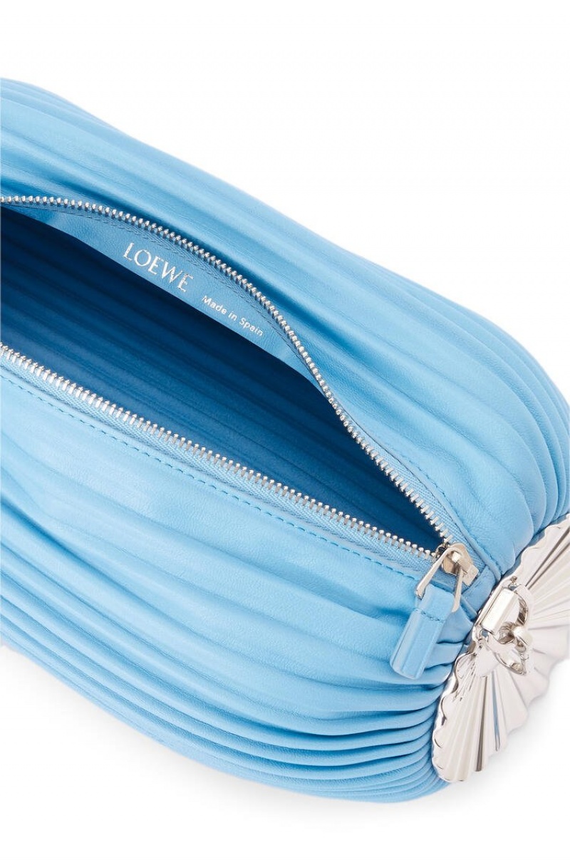 Bolso Pequeño Loewe Bracelet pouch in pleated nappa with solar metal panel Mujer Azules | 147TUMJHA