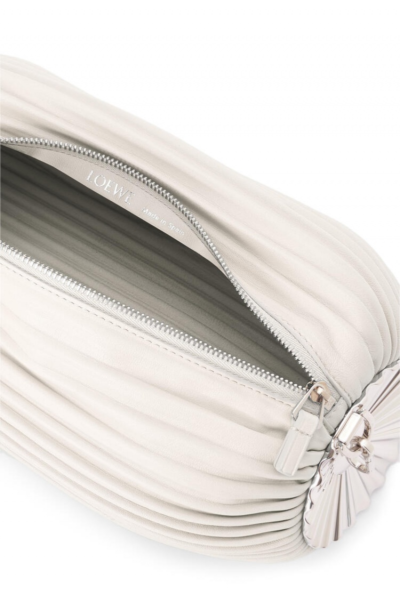 Bolso Pequeño Loewe Bracelet pouch in pleated nappa with solar metal panel Mujer Blancas | 618QLOYHC