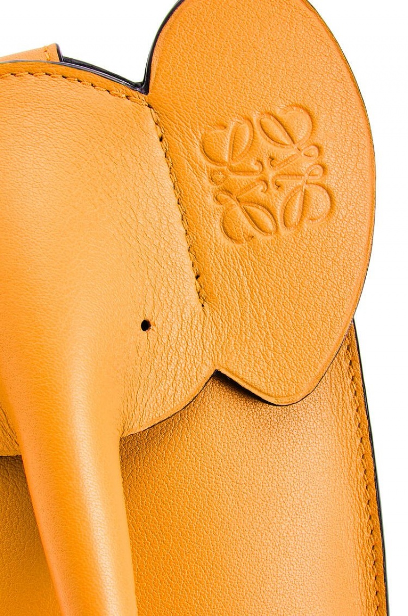 Bolso Pequeño Loewe Elephant Pocket in classic calfskin Mujer Mandarin | 469JMURSQ