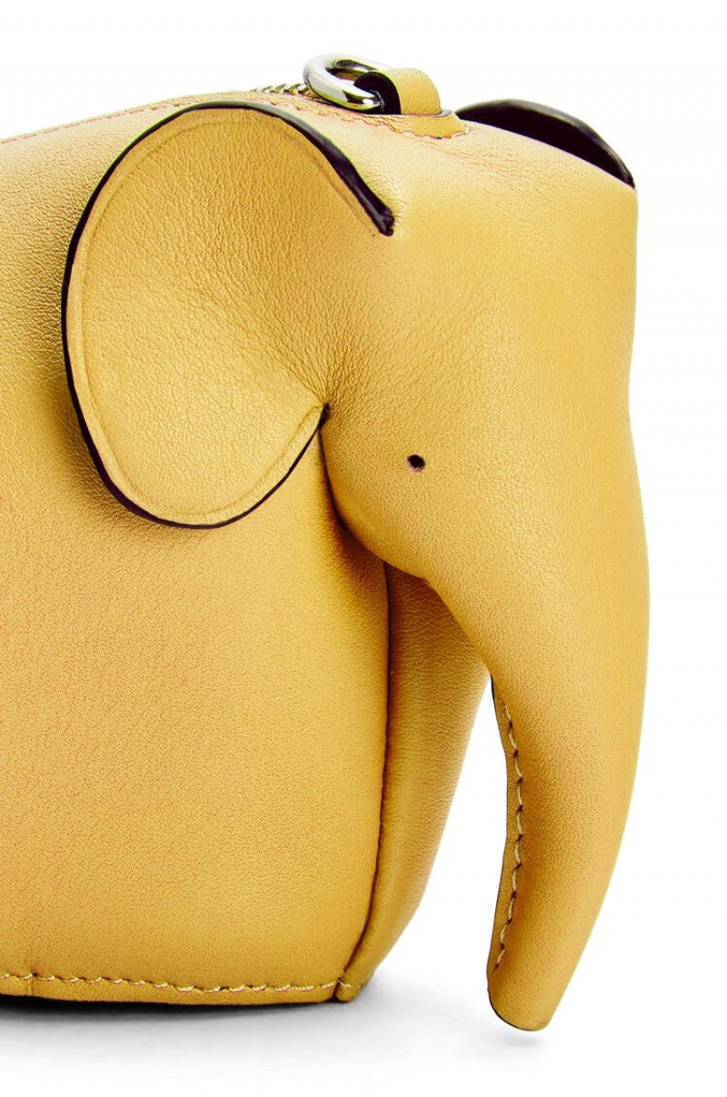 Bolso Pequeño Loewe Elephant Pouch in classic calfskin Mujer Amarillo | 581XBHPWC