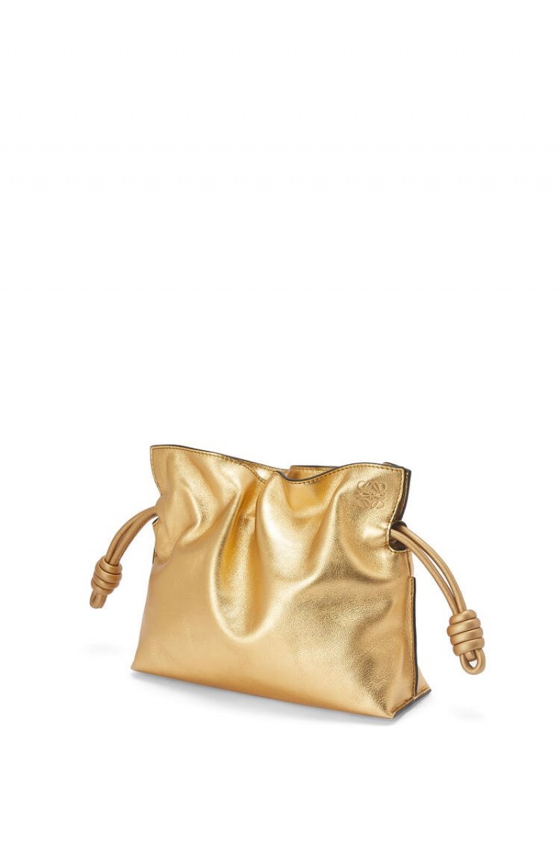 Bolso Pequeño Loewe Mini Flamenco clutch in laminated nappa calfskin with chain Mujer Doradas | 893PKZSHO