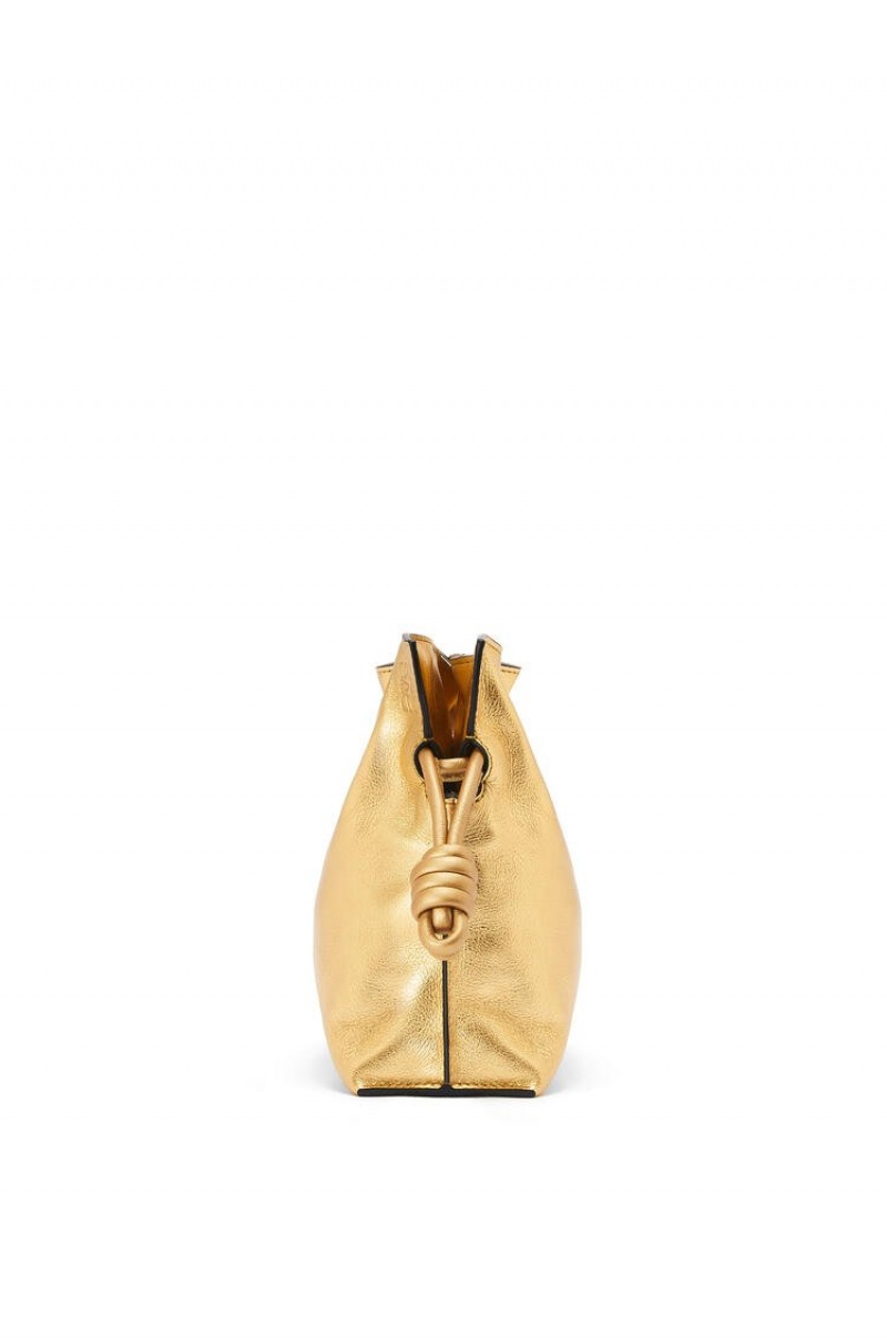 Bolso Pequeño Loewe Mini Flamenco clutch in laminated nappa calfskin with chain Mujer Doradas | 893PKZSHO