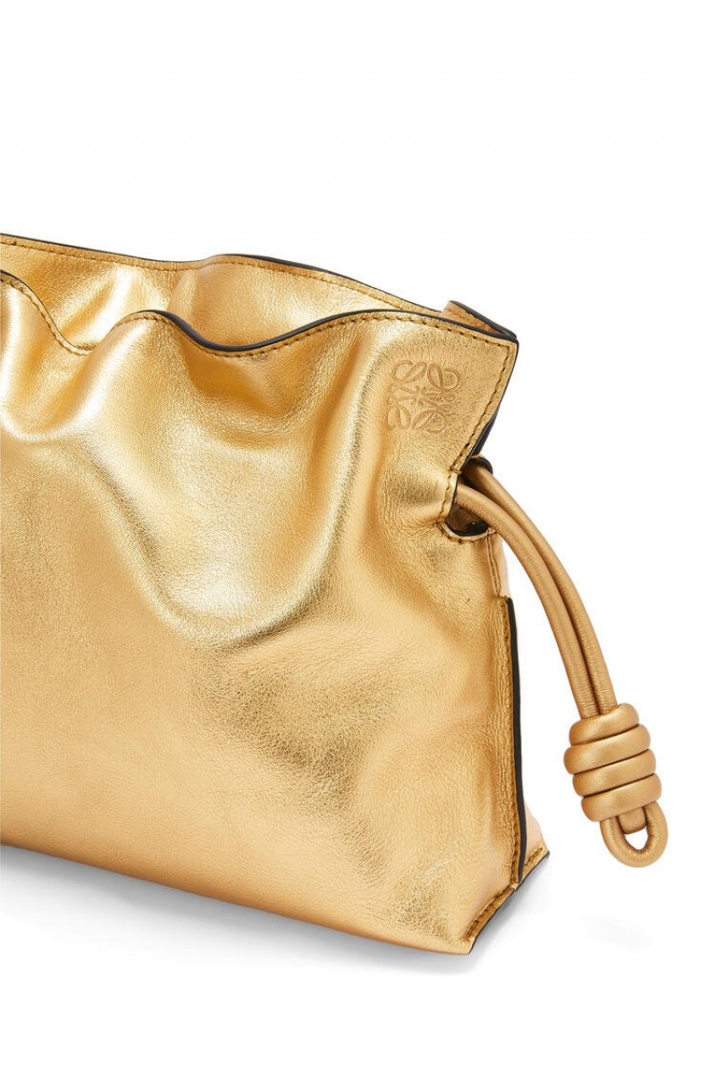 Bolso Pequeño Loewe Mini Flamenco clutch in laminated nappa calfskin with chain Mujer Doradas | 893PKZSHO