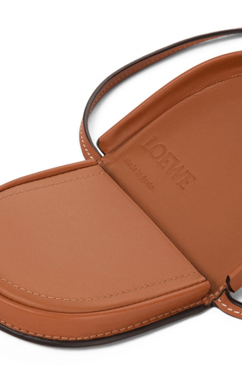 Bolso Pequeño Loewe Mini Heel pouch in soft calfskin Hombre Tan | 873OALBJP