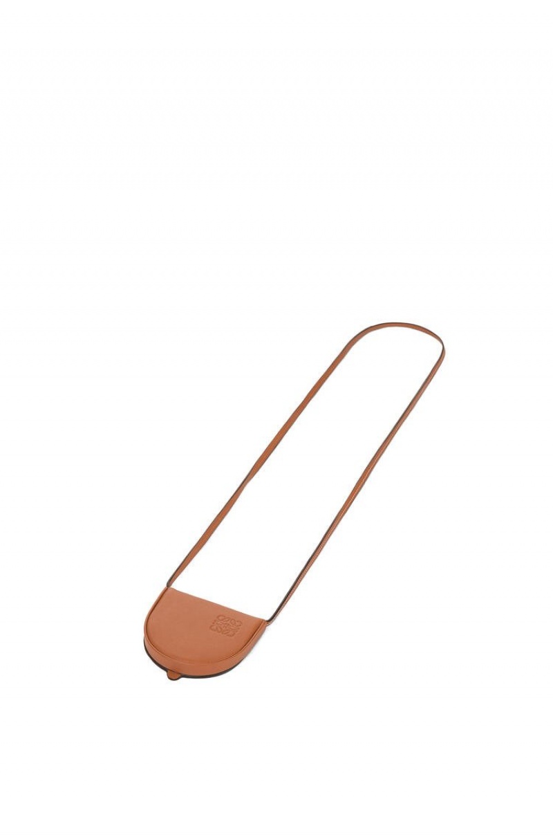 Bolso Pequeño Loewe Mini Heel pouch in soft calfskin Mujer Tan | 420YXRBWK