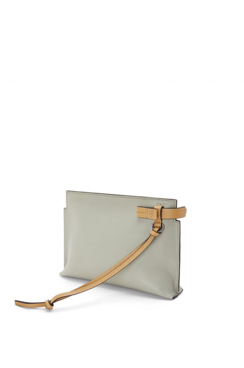 Bolso Pequeño Loewe Mini T Pouch in classic calfskin Mujer Verde Claro Doradas Oscuro | 094SHQTEI