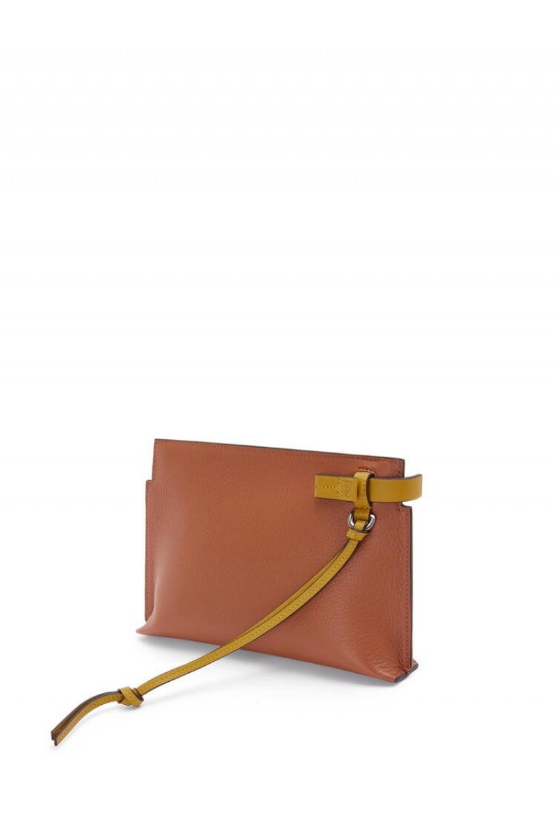 Bolso Pequeño Loewe Mini T Pouch in classic calfskin Mujer Tan / Ochre | 308ODLCQN