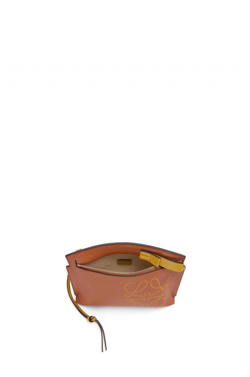 Bolso Pequeño Loewe Mini T Pouch in classic calfskin Mujer Tan / Ochre | 308ODLCQN