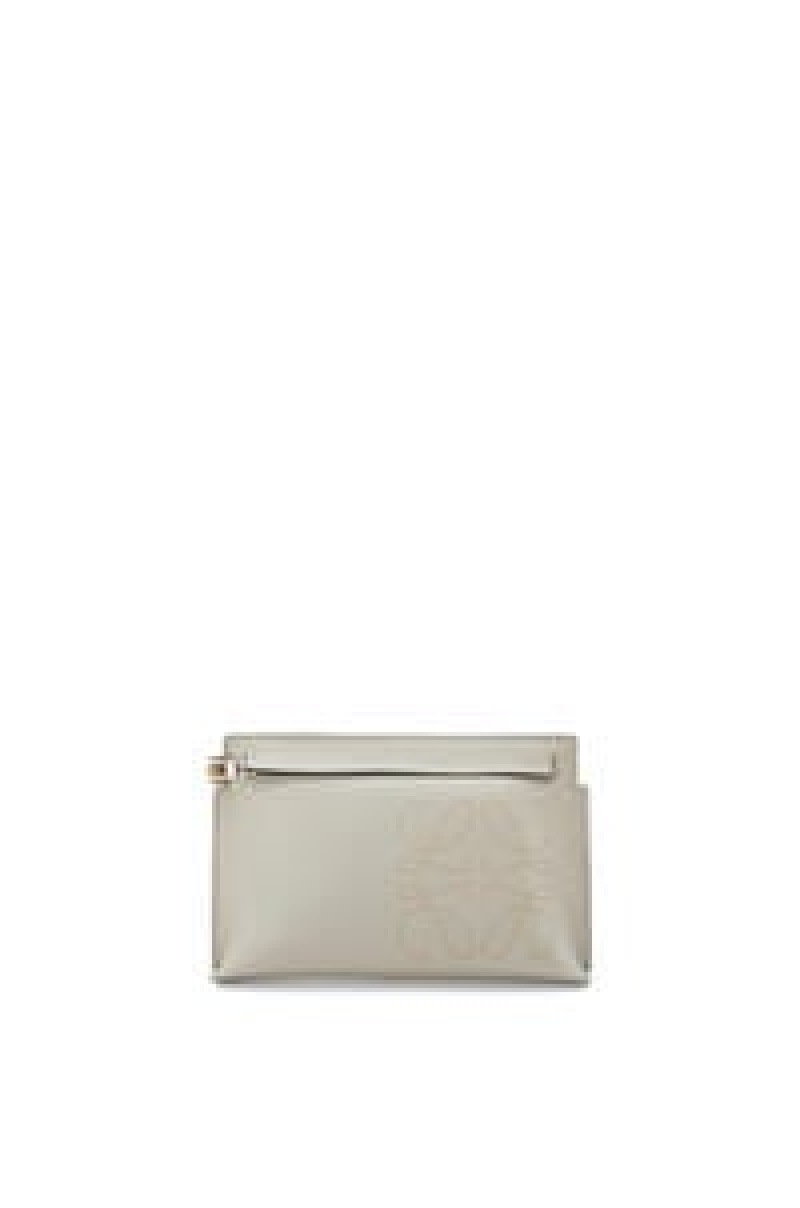 Bolso Pequeño Loewe Mini T Pouch in classic calfskin Mujer Tan / Ochre | 308ODLCQN