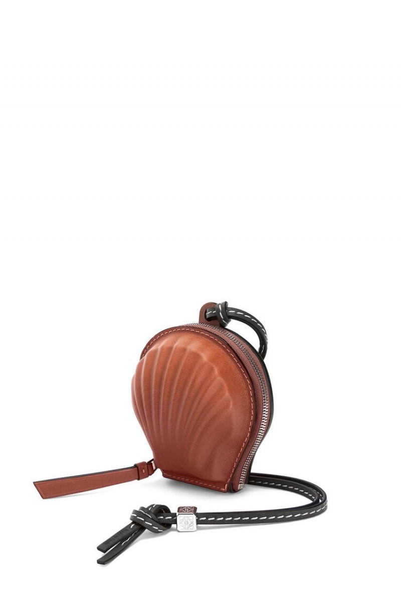 Bolso Pequeño Loewe Mini seashell pouch in classic calfskin Mujer Tan | 906NMIGYH