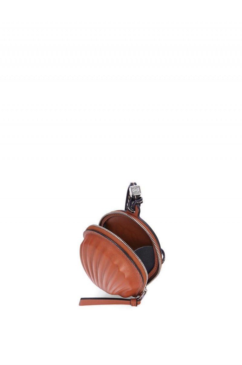 Bolso Pequeño Loewe Mini seashell pouch in classic calfskin Mujer Tan | 906NMIGYH