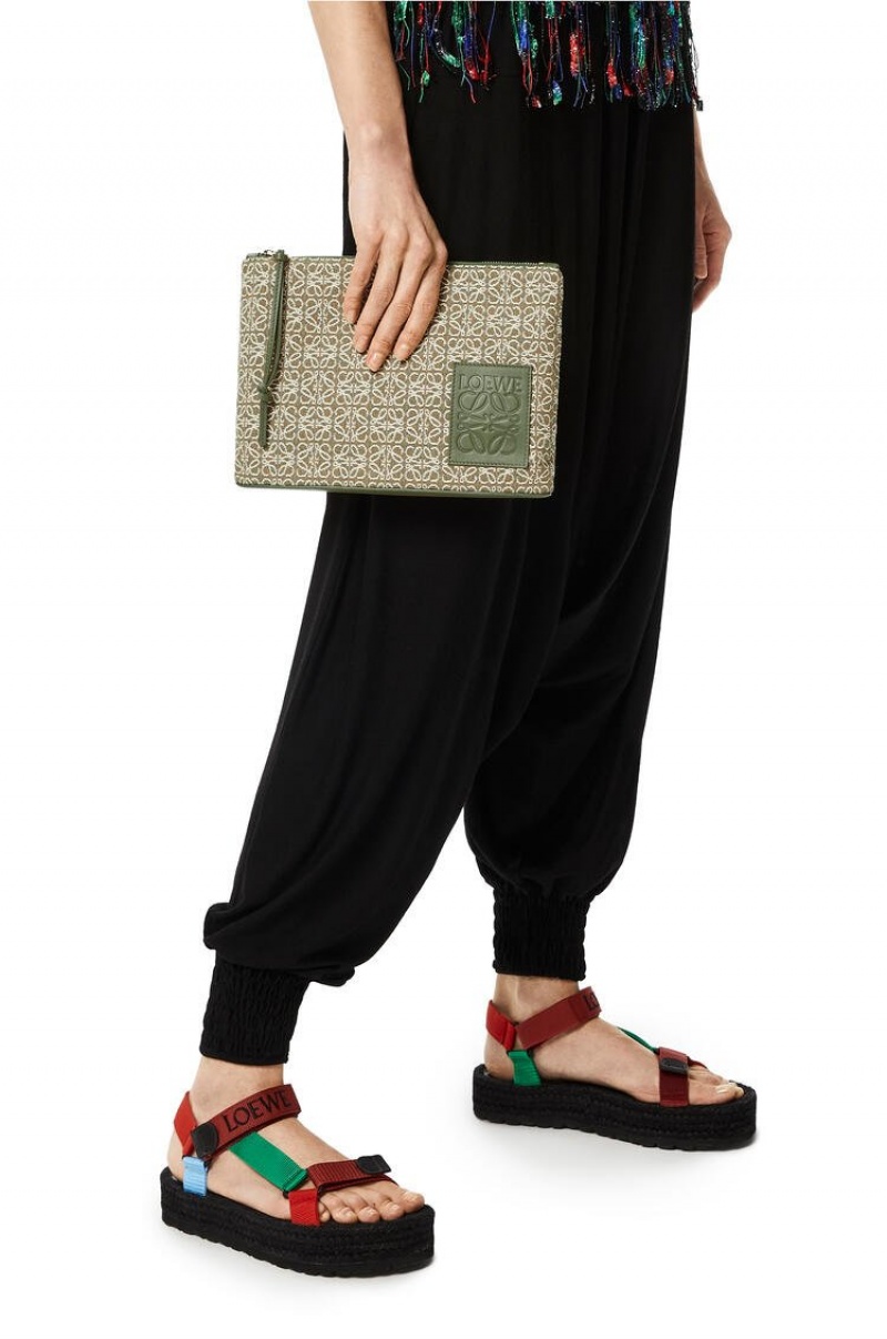 Bolso Pequeño Loewe Oblong pouch in Anagram jacquard and calfskin Hombre Verde Verde | 478SJLADY