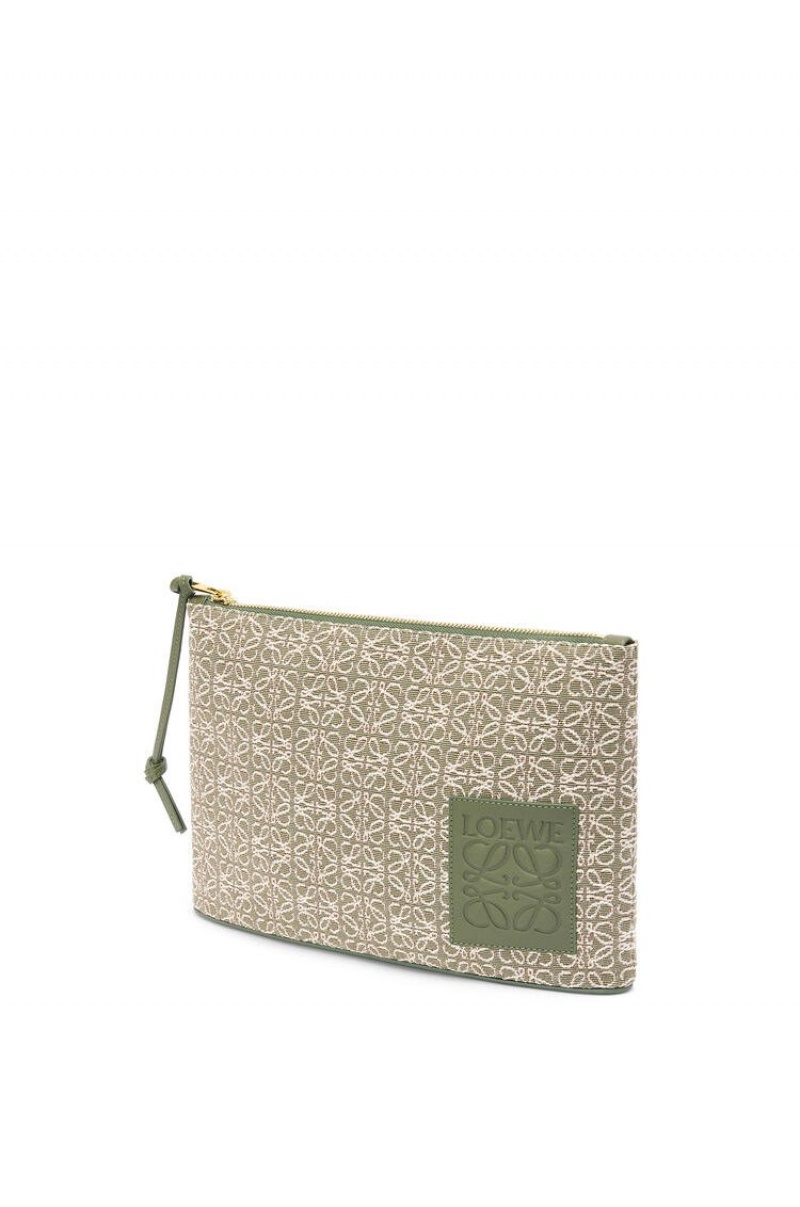 Bolso Pequeño Loewe Oblong pouch in Anagram jacquard and calfskin Hombre Verde Verde | 478SJLADY