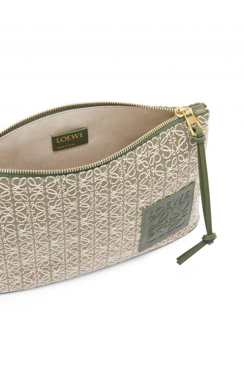 Bolso Pequeño Loewe Oblong pouch in Anagram jacquard and calfskin Hombre Verde Verde | 478SJLADY