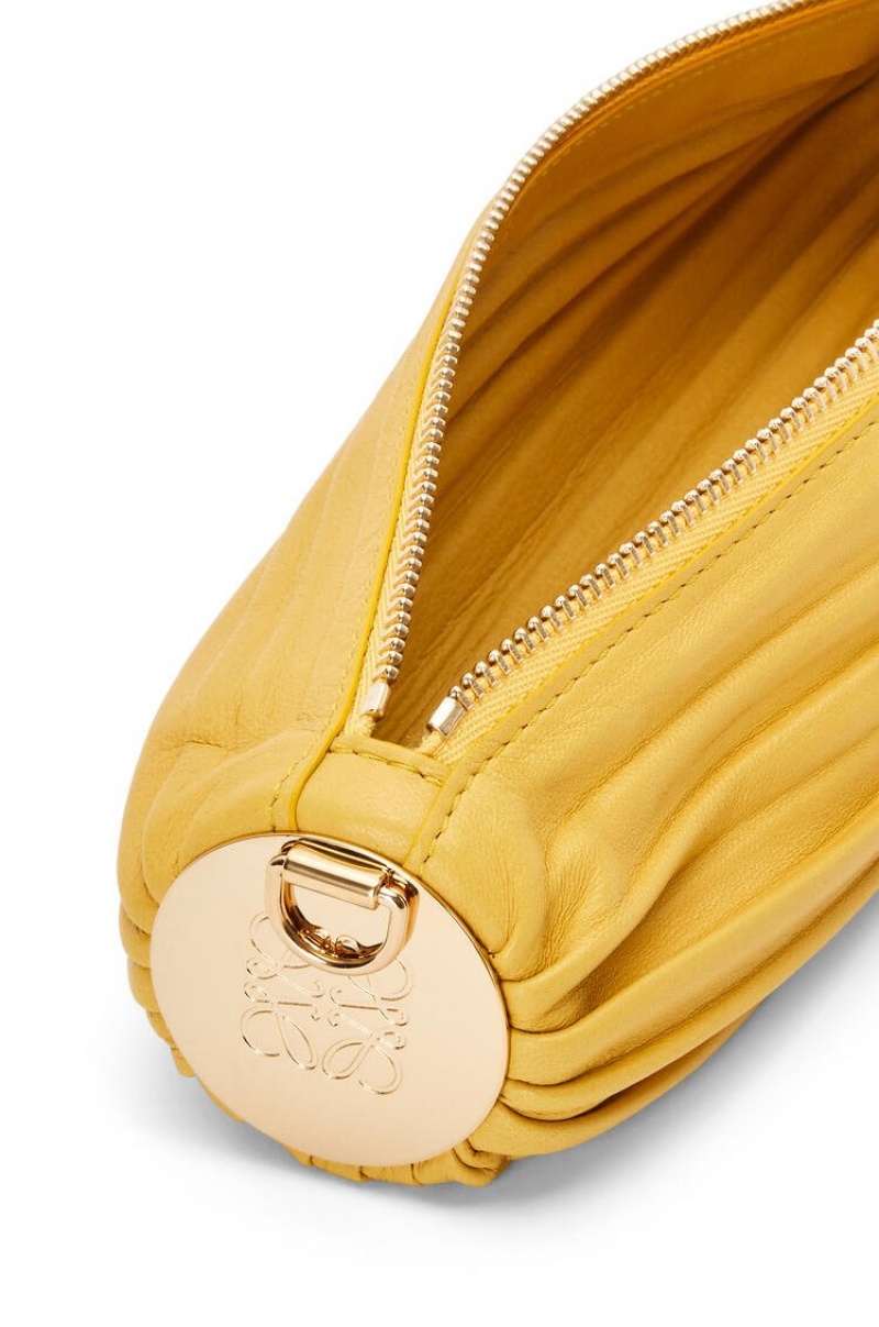 Bolso Pequeño Loewe Small Bracelet pouch in pleated nappa Mujer Amarillo | 901NMPIEZ