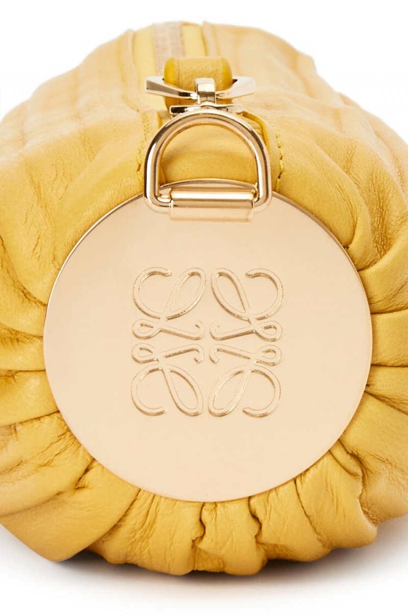 Bolso Pequeño Loewe Small Bracelet pouch in pleated nappa Mujer Amarillo | 901NMPIEZ