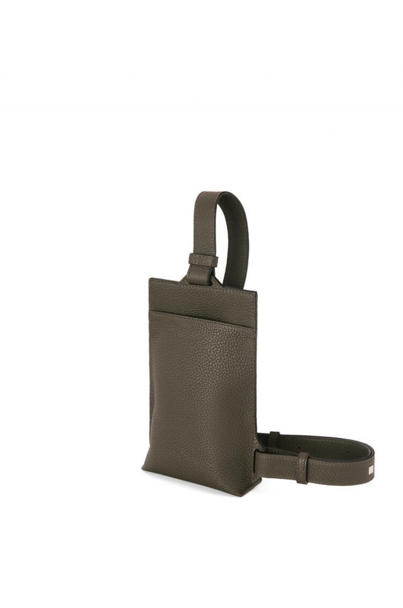 Bolso Pequeño Loewe Vertical T Pocket in grained calfskin Hombre Kaki Oscuro Verde | 679RFKIYA