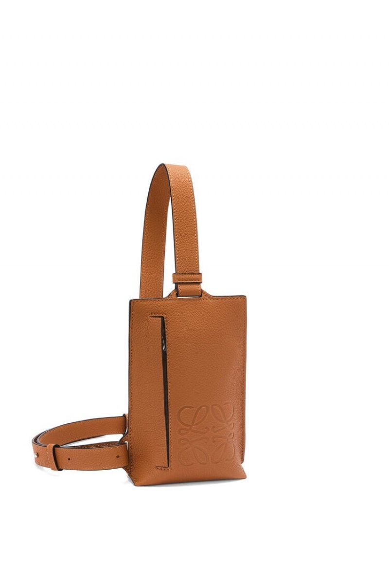 Bolso Pequeño Loewe Vertical T Pocket in grained calfskin Hombre Tan | 637GYBLTO