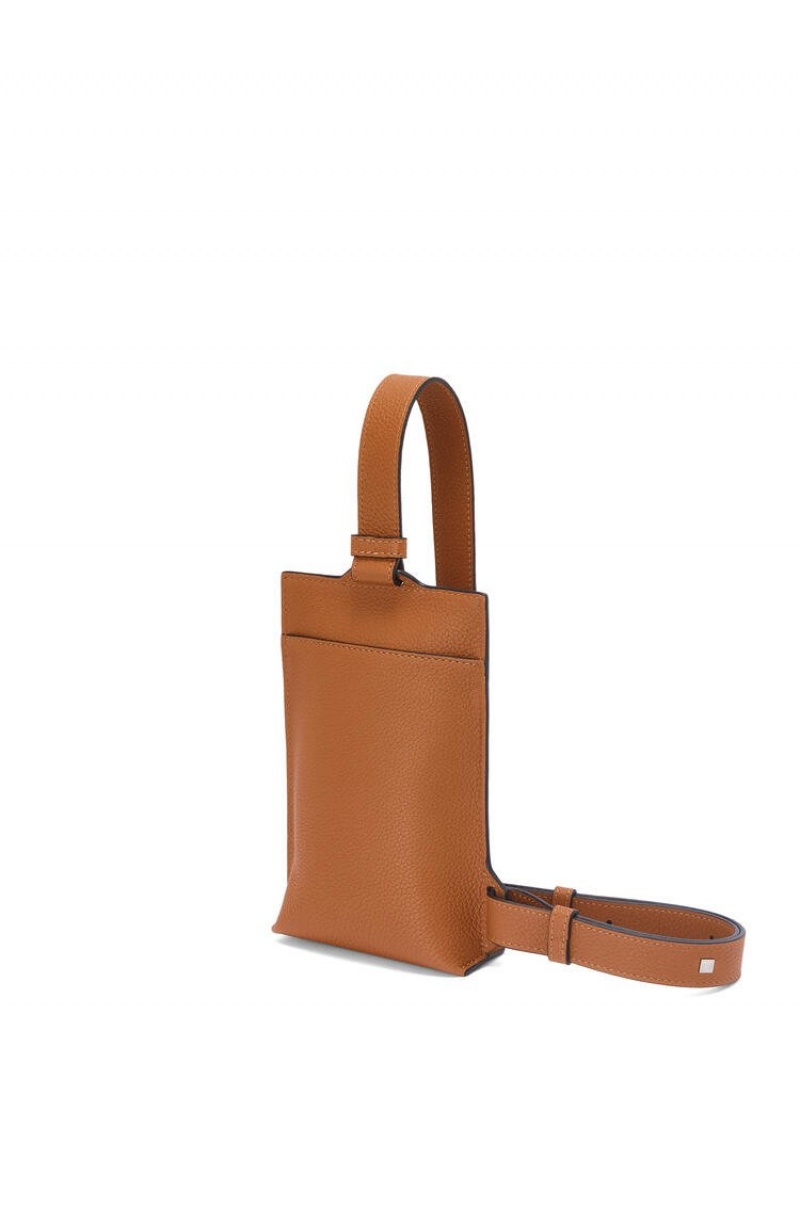 Bolso Pequeño Loewe Vertical T Pocket in grained calfskin Hombre Tan | 637GYBLTO