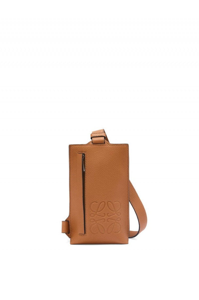 Bolso Pequeño Loewe Vertical T Pocket in grained calfskin Hombre Tan | 637GYBLTO