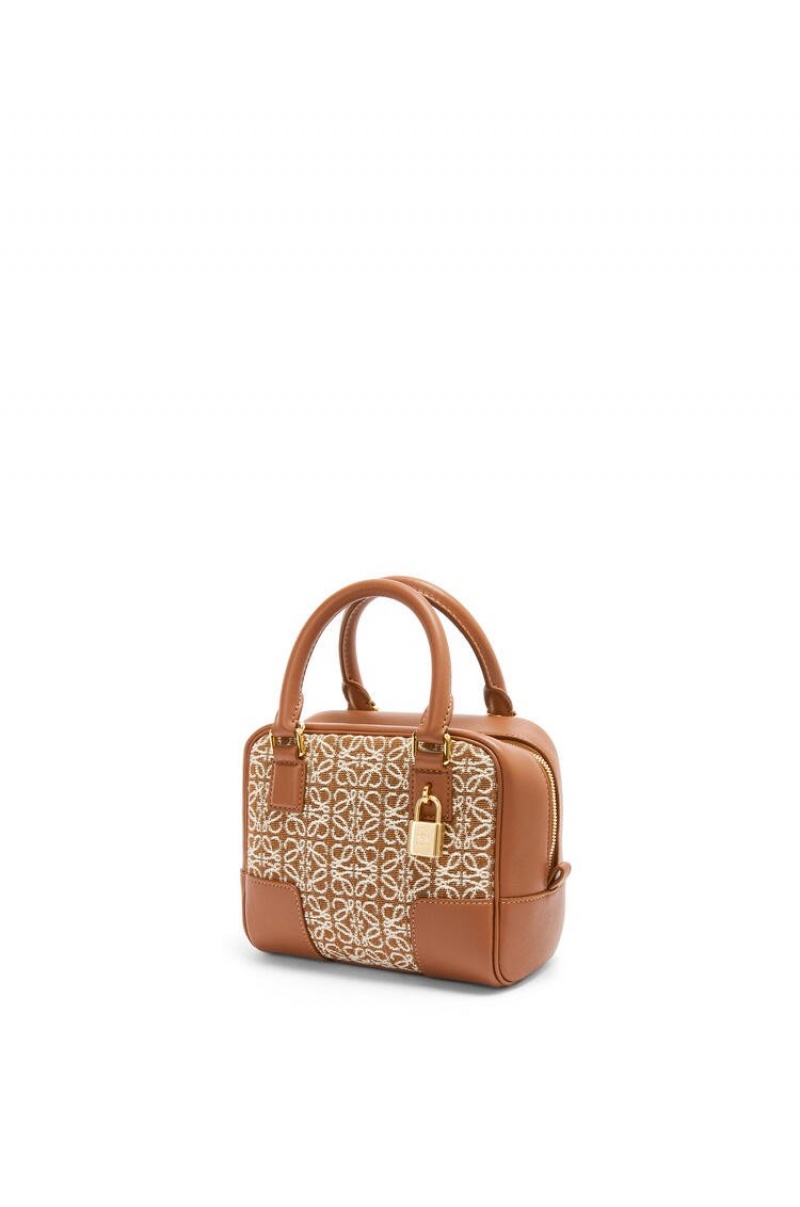 Bolso Tote Loewe Amazona 16 Square bag in Anagram jacquard and calfskin Mujer Tan / Pecan | 018RAXZJP